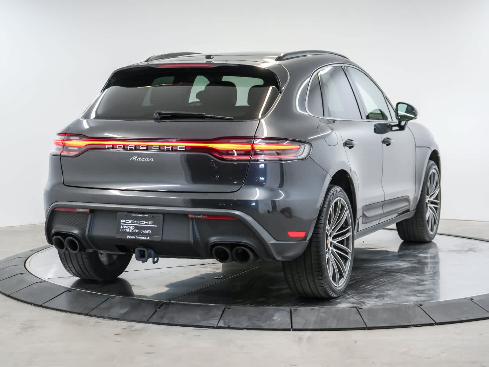 Certified 2024 Porsche Macan AWD/4WD image 9