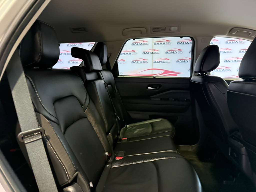Used 2025 Nissan Pathfinder SL FWD image 39
