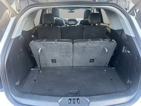 Used 2022 Ford Explorer XLT w/ Equipment Group 202A image 7