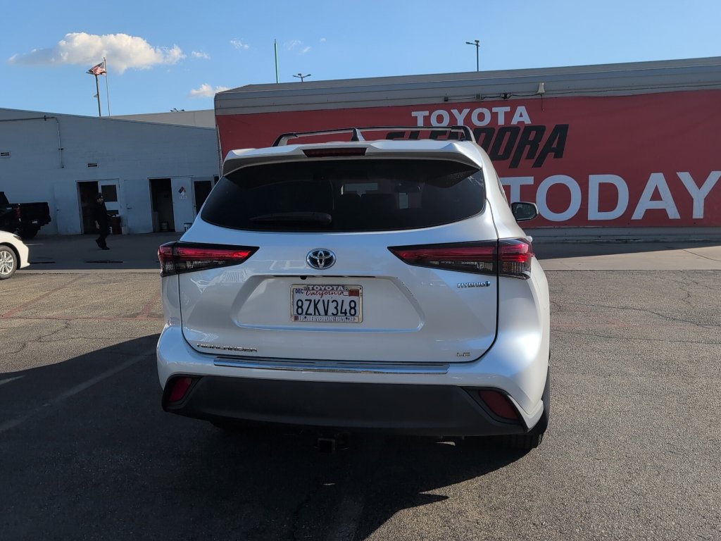 Used 2022 Toyota Highlander LE AWD/4WD image 4