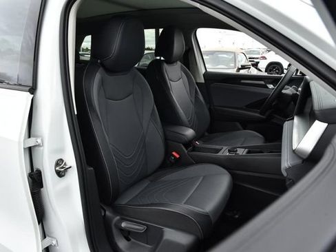 Used 2025 Volkswagen Tiguan SE AWD/4WD image 20