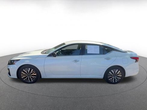 Used 2025 Nissan Altima 2.5 SV FWD image 9