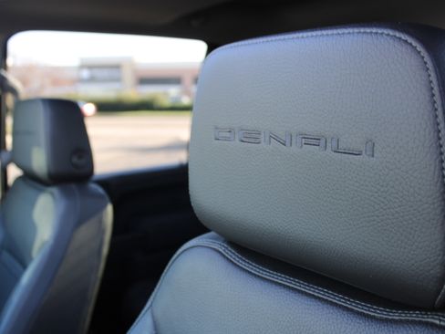 Used 2023 GMC Sierra 2500 Denali w/ Denali Black Diamond Edition image 11