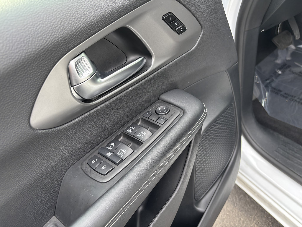 Used 2025 Chrysler Pacifica Select FWD image 14