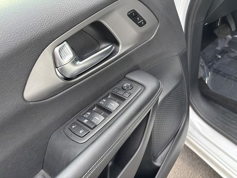 Used 2025 Chrysler Pacifica Select FWD image 14