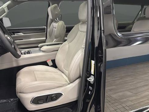 Used 2023 Jeep Wagoneer L Series III w/ Premium Group I AWD/4WD image 9