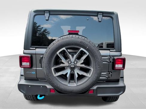 Used 2024 Jeep Wrangler Unlimited w/ Convenience Group AWD/4WD image 4