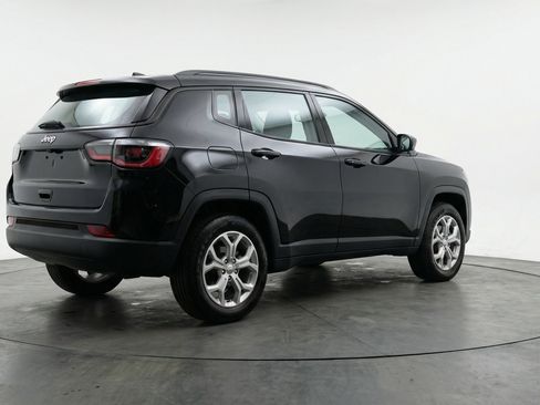 Used 2025 Jeep Compass Latitude image 9