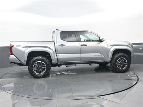 Used 2025 Toyota Tacoma TRD Sport image 2