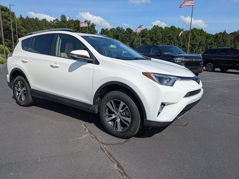 Used 2017 Toyota RAV4 XLE FWD image 2