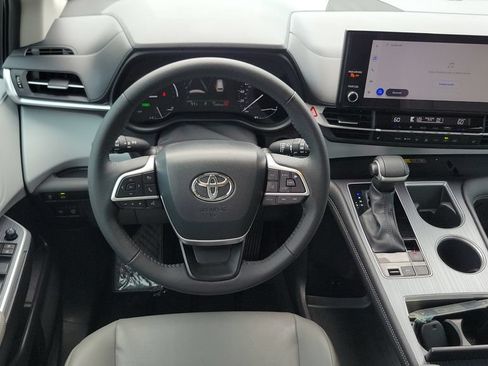 Certified 2025 Toyota Sienna XLE FWD image 15