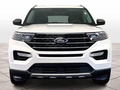 Used 2022 Ford Explorer XLT w/ Equipment Group 202A image 3