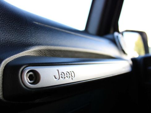 Used 2011 Jeep Wrangler Sahara w/ Connectivity Group AWD/4WD image 45