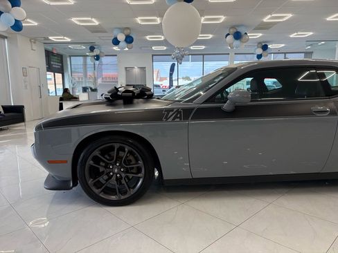 Used 2022 Dodge Challenger R/T w/ T/A Package image 6