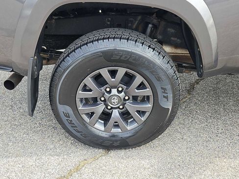 Used 2022 Toyota Tacoma SR5 AWD/4WD image 9