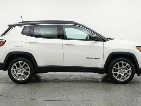 Used 2025 Jeep Compass Limited image 11