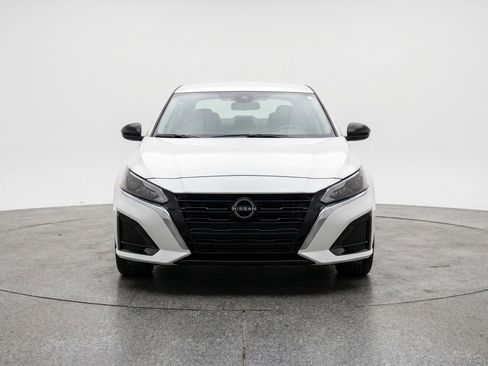 Used 2025 Nissan Altima 2.5 SV FWD image 2