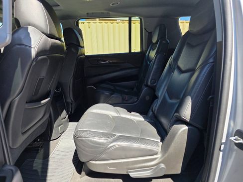 Used 2019 Cadillac Escalade ESV Luxury AWD/4WD image 37