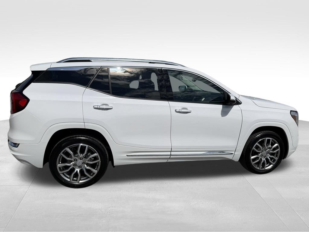 Used 2024 GMC Terrain Denali w/ Denali Premium Package AWD/4WD image 5