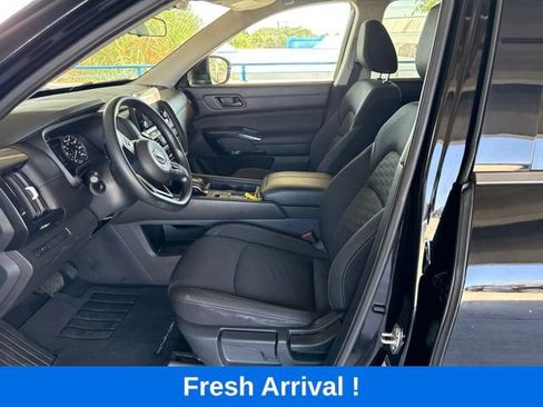 Used 2025 Nissan Pathfinder S FWD image 2