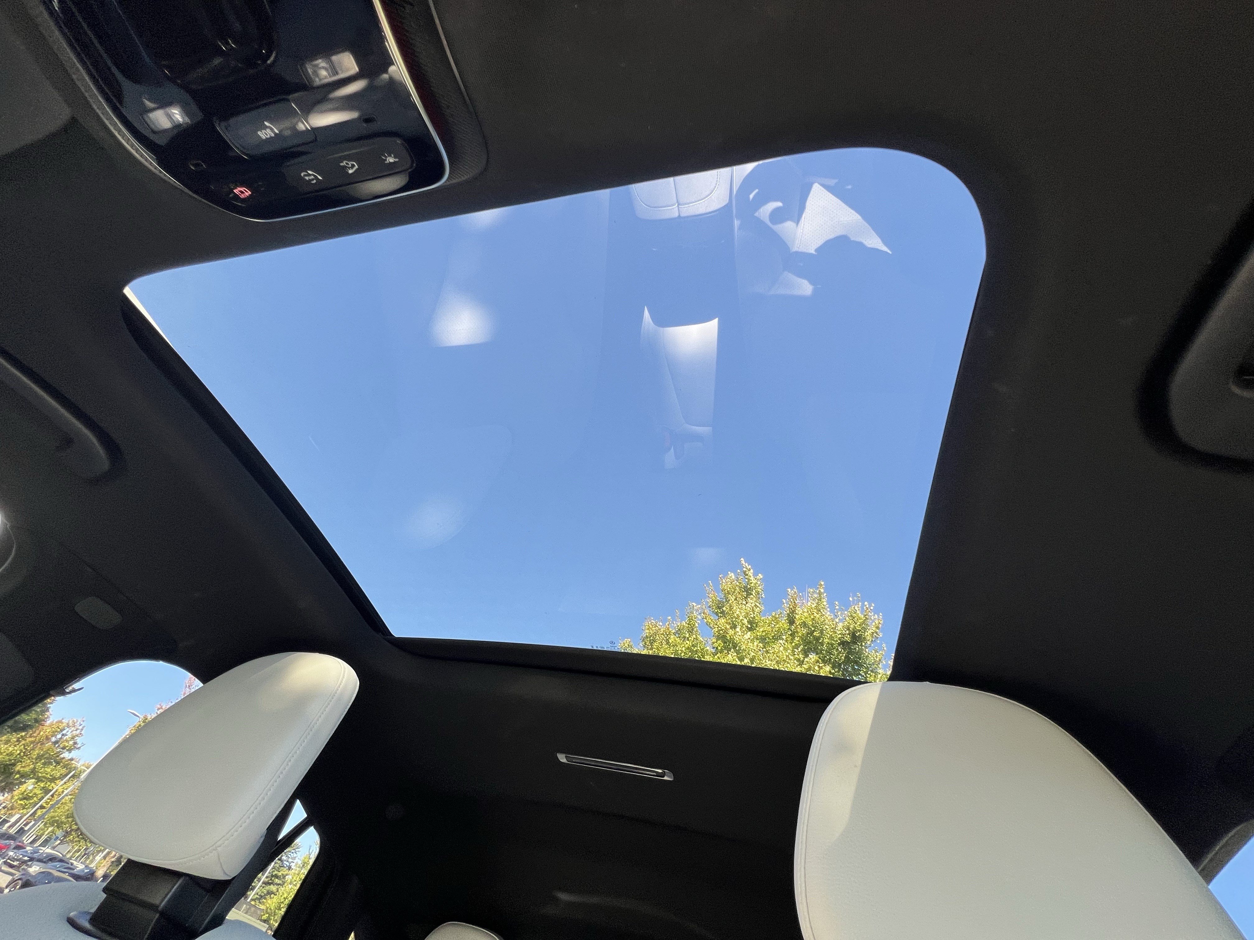 Used 2025 Mercedes-Benz GLC 300 4MATIC image 28