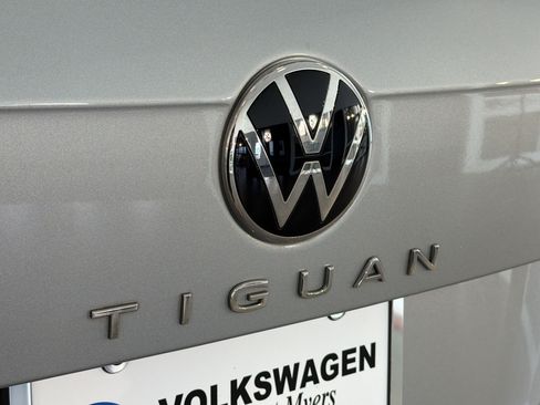 Used 2022 Volkswagen Tiguan SE FWD image 34
