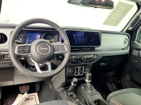 Used 2025 Jeep Wrangler Unlimited Sahara image 11