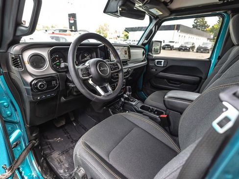 Used 2024 Jeep Wrangler Unlimited Sahara w/ Technology Group AWD/4WD image 19