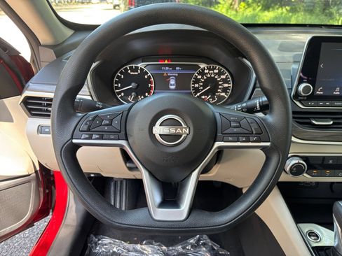 Used 2025 Nissan Altima 2.5 SV FWD image 28