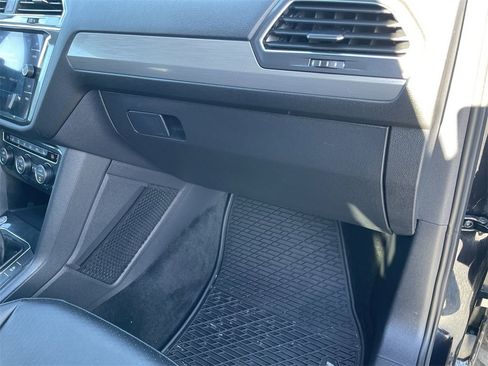 Used 2020 Volkswagen Tiguan SE image 33