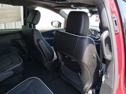 New 2027 Chrysler Pacifica Limited FWD image 24