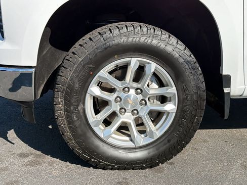 Used 2022 Chevrolet Silverado 1500 LT AWD/4WD image 9