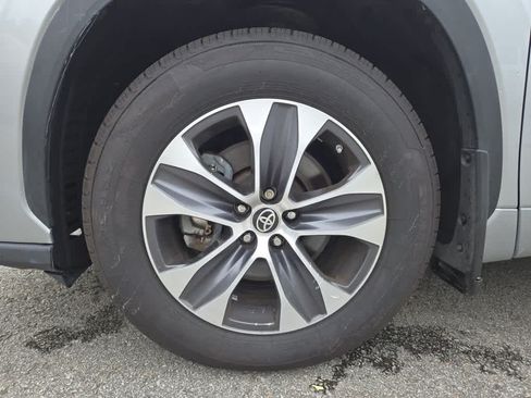 Used 2022 Toyota Highlander XLE AWD/4WD image 10
