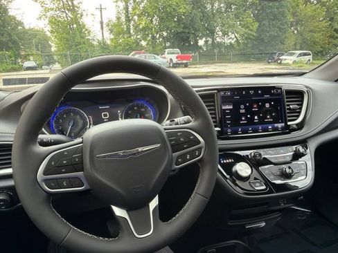 Used 2026 Chrysler Pacifica Select AWD/4WD image 26
