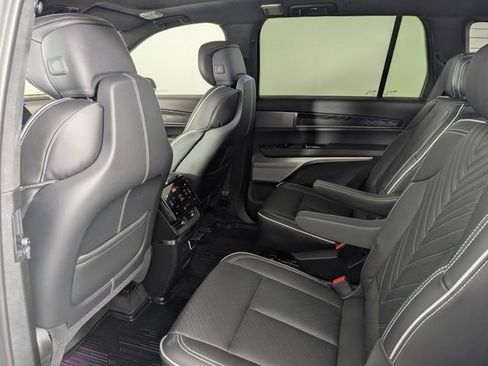 Used 2026 Cadillac Vistiq Platinum w/ LPO, Floor Liner Package AWD/4WD image 20