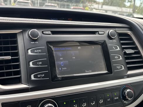 Used 2017 Toyota Highlander LE AWD/4WD image 11