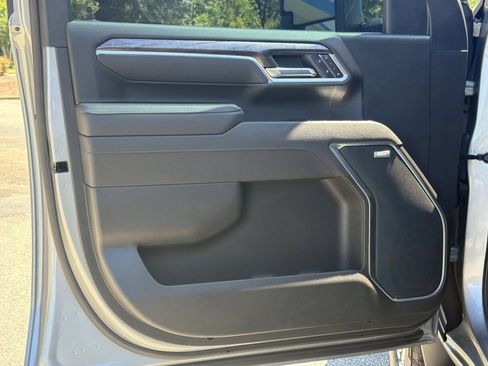 Used 2025 Chevrolet Silverado 2500 LTZ w/ LTZ Premium Package AWD/4WD image 16