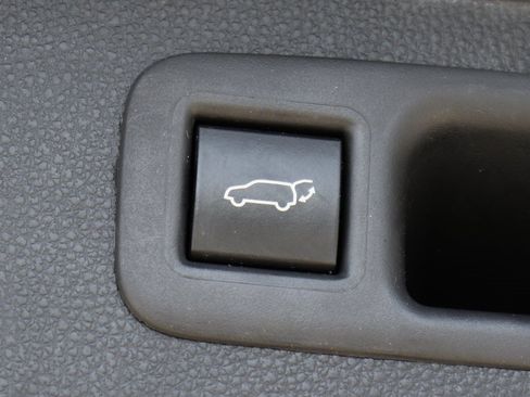 Used 2022 Toyota Highlander LE image 10