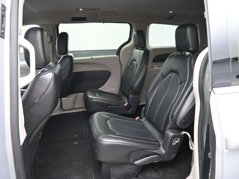 Used 2023 Chrysler Pacifica Touring-L FWD image 25