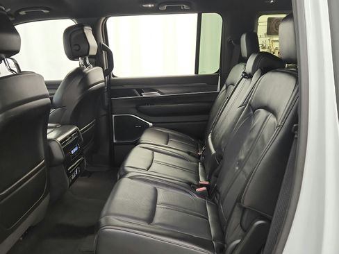 Used 2024 Jeep Wagoneer L Series III w/ Flexible Seating Group AWD/4WD image 28
