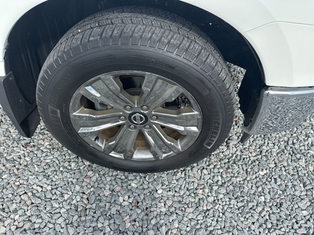 Used 2018 Nissan Titan SV w/ SV Convenience Package RWD image 9