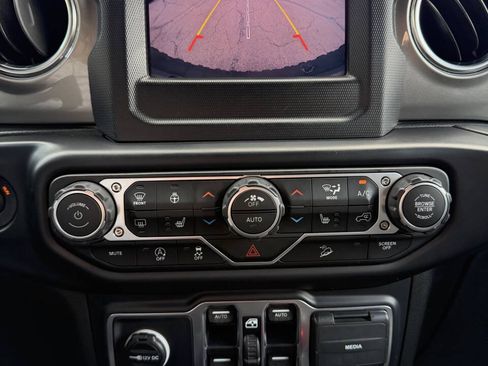 Used 2019 Jeep Wrangler Unlimited Sahara w/ Cold Weather Group AWD/4WD image 24
