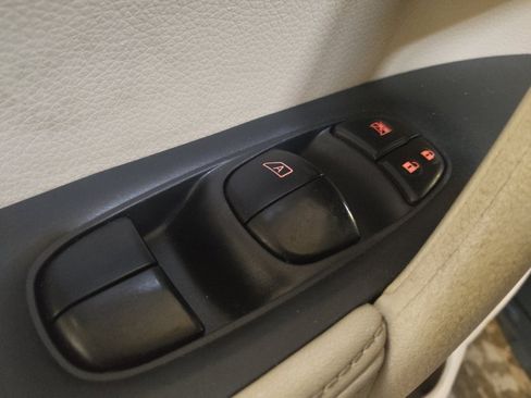 Used 2018 Nissan Rogue SV image 27