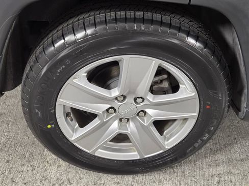Used 2022 Jeep Compass Latitude FWD image 11