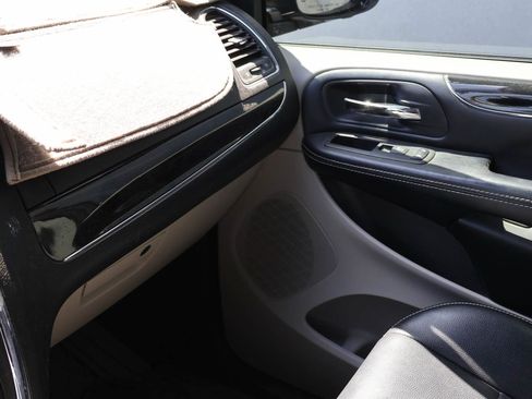Used 2019 Dodge Grand Caravan SXT FWD image 14