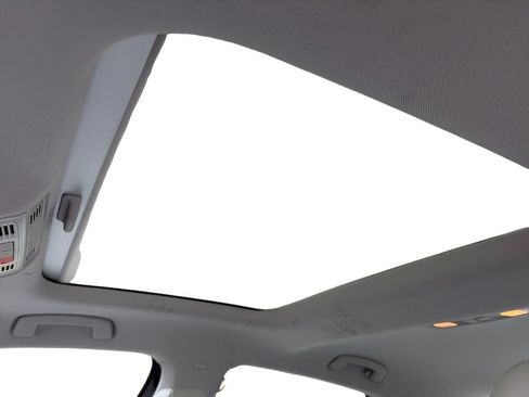 Certified 2025 Volkswagen Jetta SE w/ Sunroof Package FWD image 14