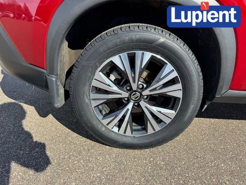 Used 2021 Nissan Rogue SV image 2