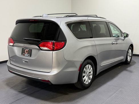 Used 2017 Chrysler Pacifica Touring-L FWD image 5