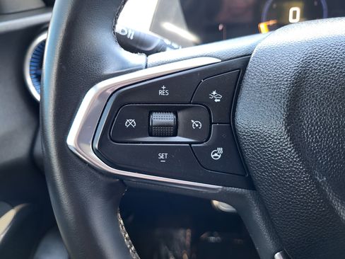 Used 2025 Chevrolet Trax LT w/ Driver Confidence Package FWD image 27