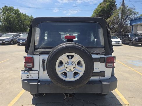 Used 2016 Jeep Wrangler Unlimited Sport w/ Mopar Black Appearance Group AWD/4WD image 4